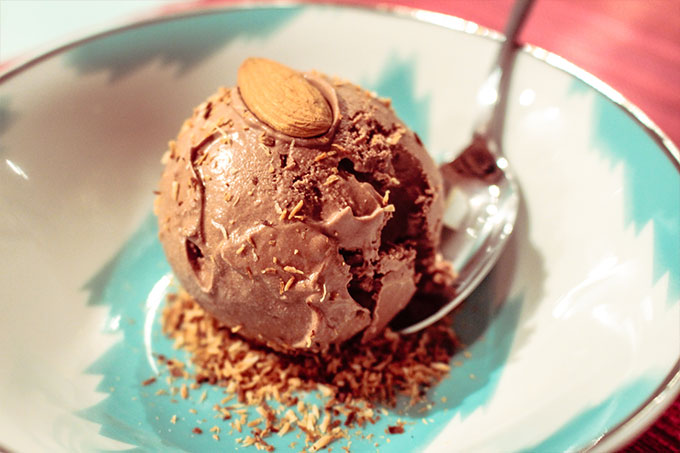helado vegano de chocolate con almendras